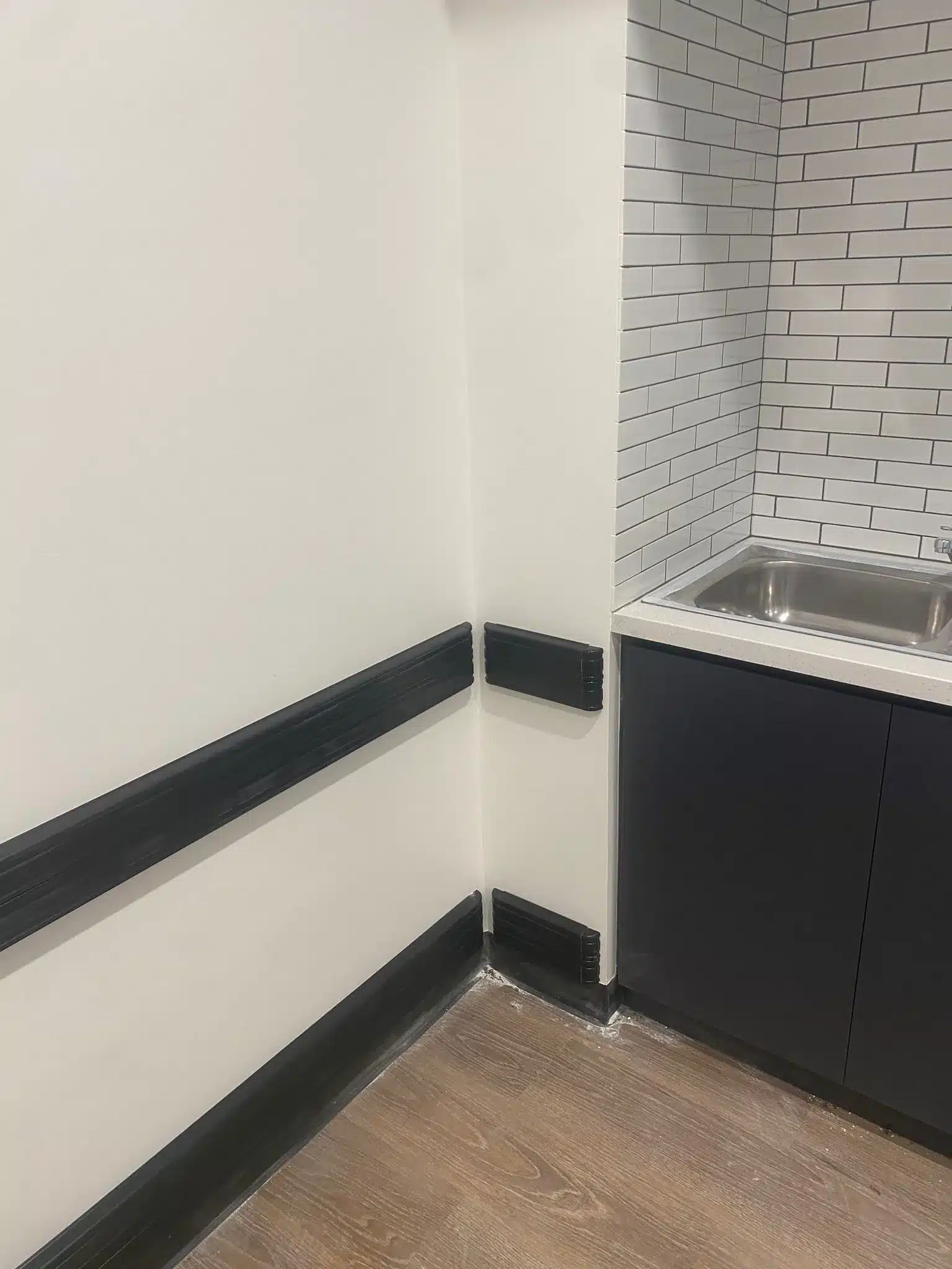 empty-kitchen-corner-sink